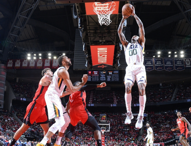 爵士大胜马刺,米切尔三分球一箭定江山 爵士大胜马刺,米切尔三分球一箭定江山