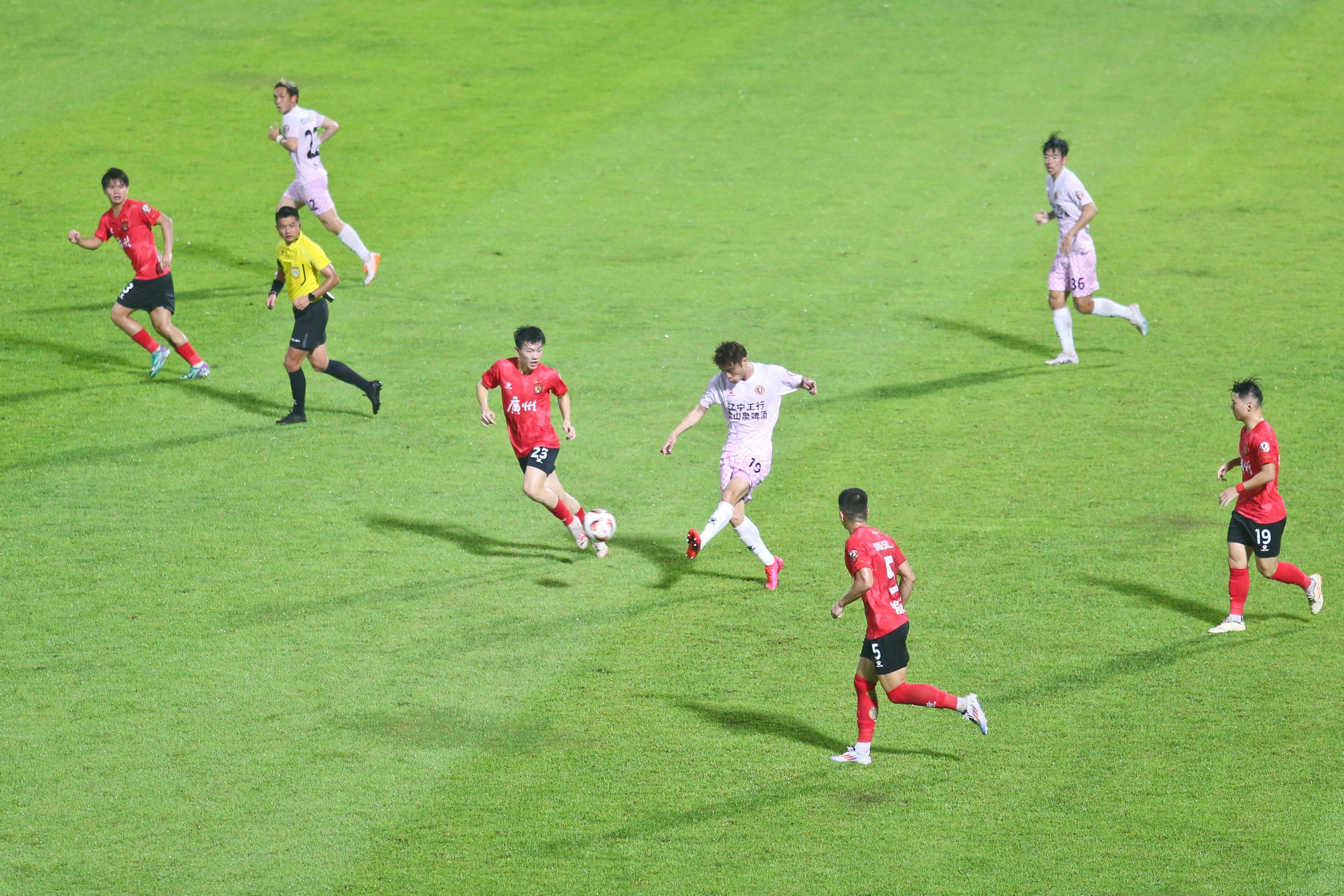 熊猫体育平台-2021赛季亚冠联赛即将开始，球迷热情高涨，谁将捧杯？