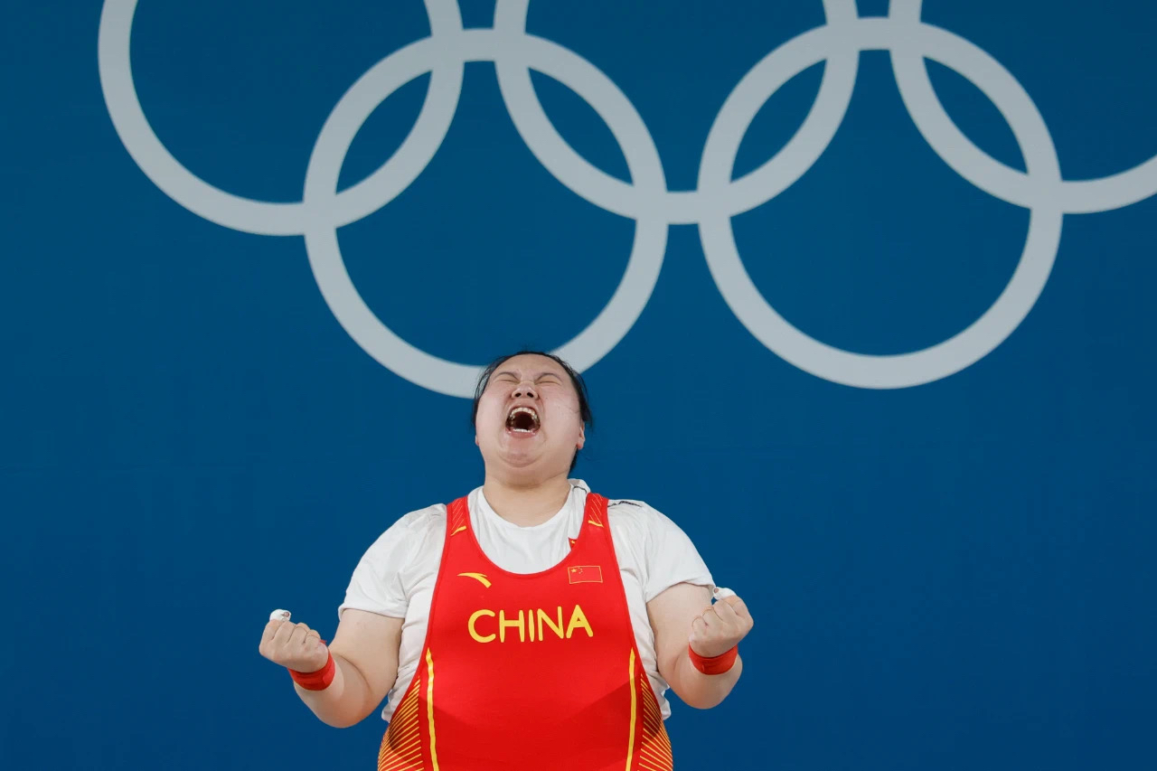 举重选手实力令人震撼，夺冠成为焦点