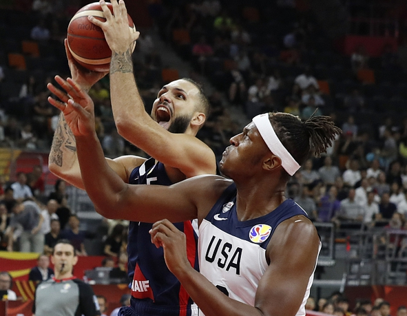 熊猫体育平台-意大利男篮爆冷湖人，萨姆·米切尔统治全场