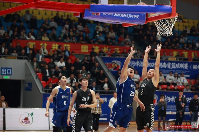 篮球队凭借团结合作取得成功 篮球队凭借团结合作取得成功